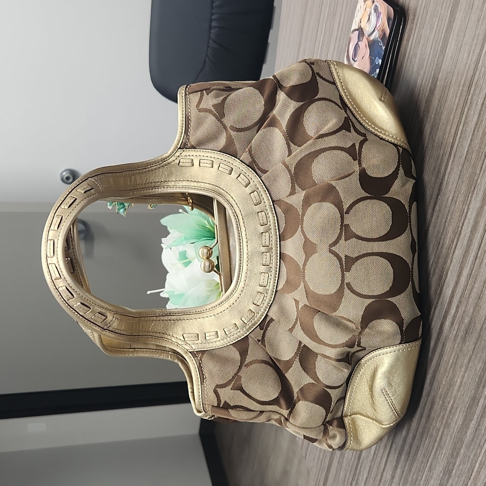 COACH LARGE 3 COMPARTMENT MONOGRAM GOLD LEATHER ACCENT WITH KISSLOCK - Picture 4 of 13